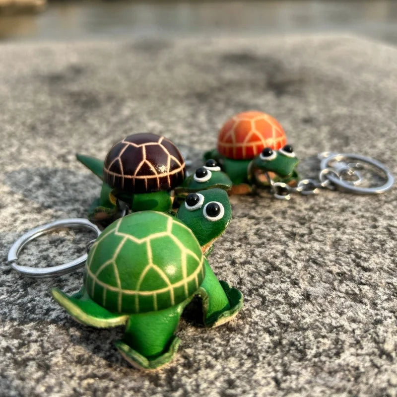Dije de tortuga para bolso pintado a mano – Llavero de piel de vaca hecho a mano | Símbolo de paciencia y longevidad | Un regalo artesanal y considerado para ella