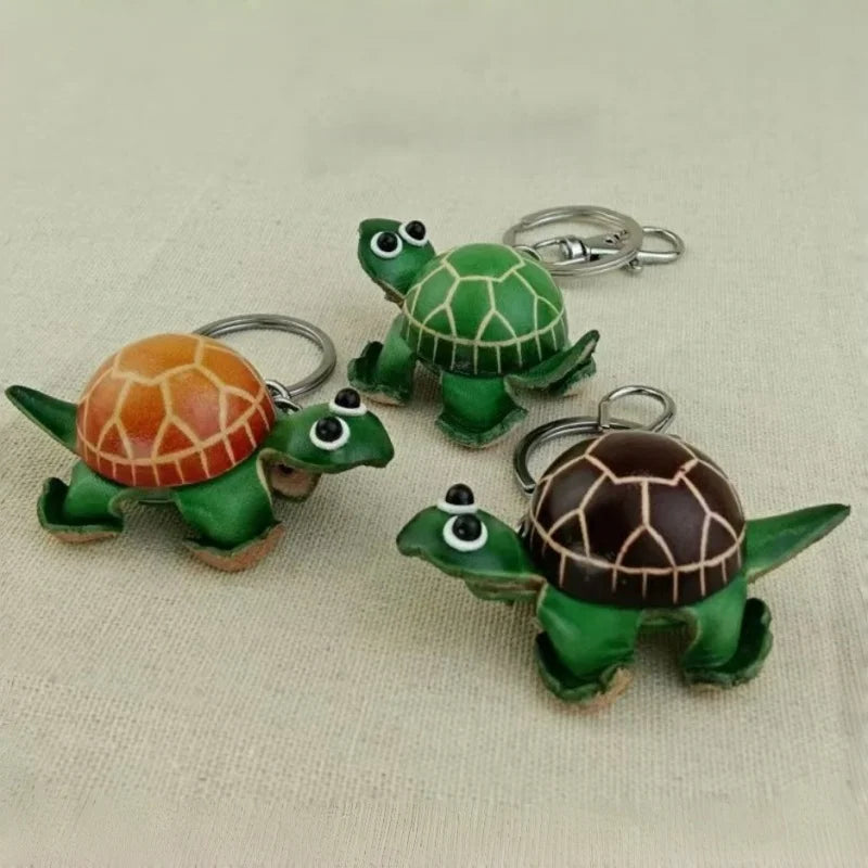 Dije de tortuga para bolso pintado a mano – Llavero de piel de vaca hecho a mano | Símbolo de paciencia y longevidad | Un regalo artesanal y considerado para ella
