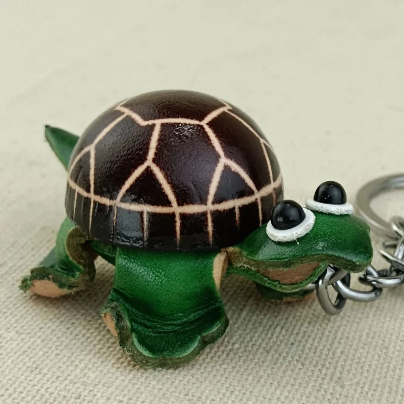 Dije de tortuga para bolso pintado a mano – Llavero de piel de vaca hecho a mano | Símbolo de paciencia y longevidad | Un regalo artesanal y considerado para ella