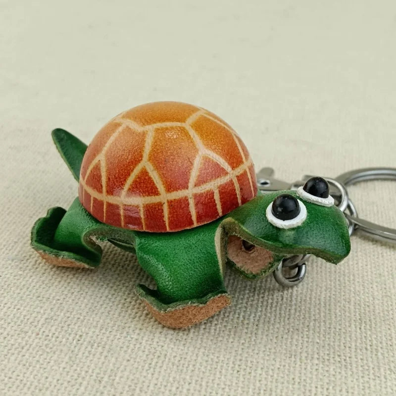 Dije de tortuga para bolso pintado a mano – Llavero de piel de vaca hecho a mano | Símbolo de paciencia y longevidad | Un regalo artesanal y considerado para ella