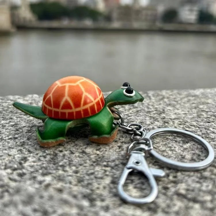 Dije de tortuga para bolso pintado a mano – Llavero de piel de vaca hecho a mano | Símbolo de paciencia y longevidad | Un regalo artesanal y considerado para ella