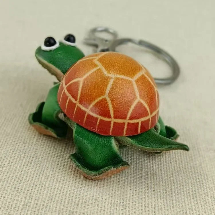 Dije de tortuga para bolso pintado a mano – Llavero de piel de vaca hecho a mano | Símbolo de paciencia y longevidad | Un regalo artesanal y considerado para ella