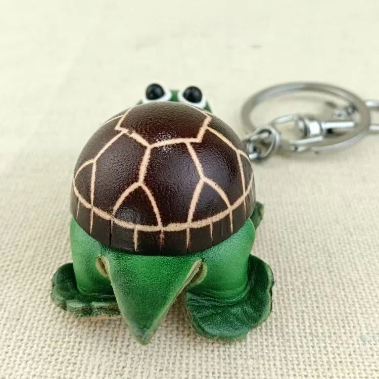 Dije de tortuga para bolso pintado a mano – Llavero de piel de vaca hecho a mano | Símbolo de paciencia y longevidad | Un regalo artesanal y considerado para ella