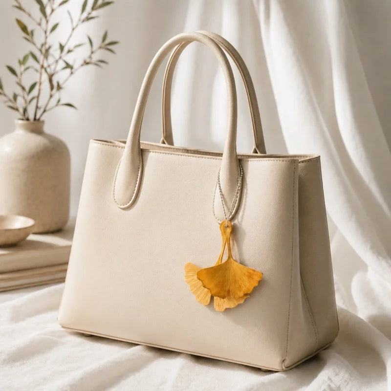 Colgante de hoja de ginkgo de cuero – Colgante tallado a mano de estilo natural | Accesorio artesanal para mochila y bolso de mano | Regalo elegante para ella
