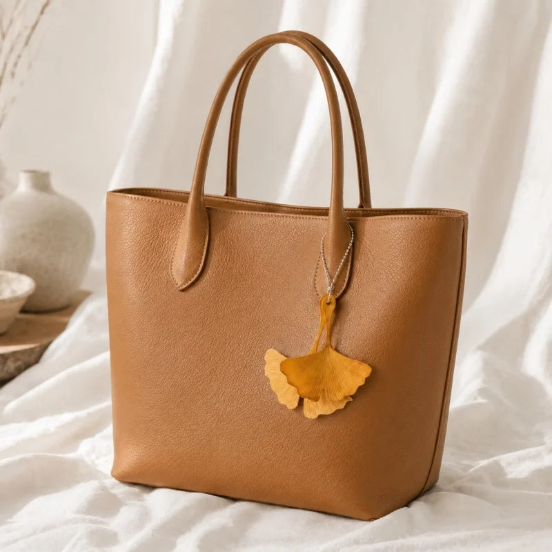 Colgante de hoja de ginkgo de cuero – Colgante tallado a mano de estilo natural | Accesorio artesanal para mochila y bolso de mano | Regalo elegante para ella