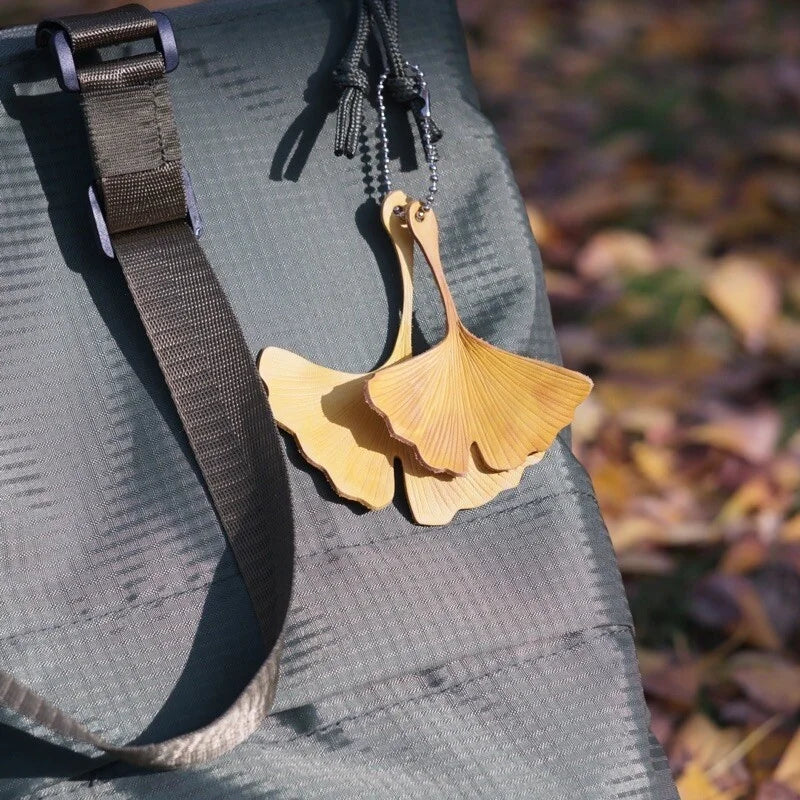 Colgante de hoja de ginkgo de cuero – Colgante tallado a mano de estilo natural | Accesorio artesanal para mochila y bolso de mano | Regalo elegante para ella