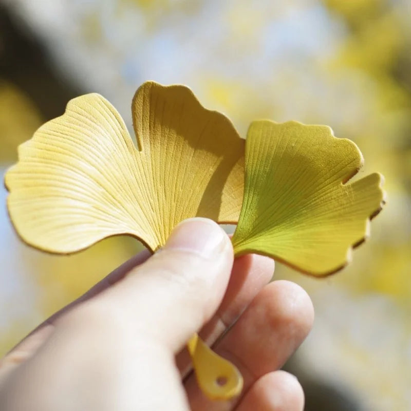 Colgante de hoja de ginkgo de cuero – Colgante tallado a mano de estilo natural | Accesorio artesanal para mochila y bolso de mano | Regalo elegante para ella