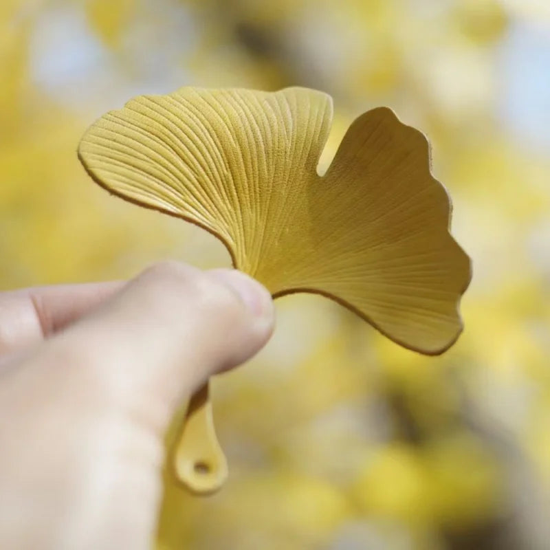 Colgante de hoja de ginkgo de cuero – Colgante tallado a mano de estilo natural | Accesorio artesanal para mochila y bolso de mano | Regalo elegante para ella