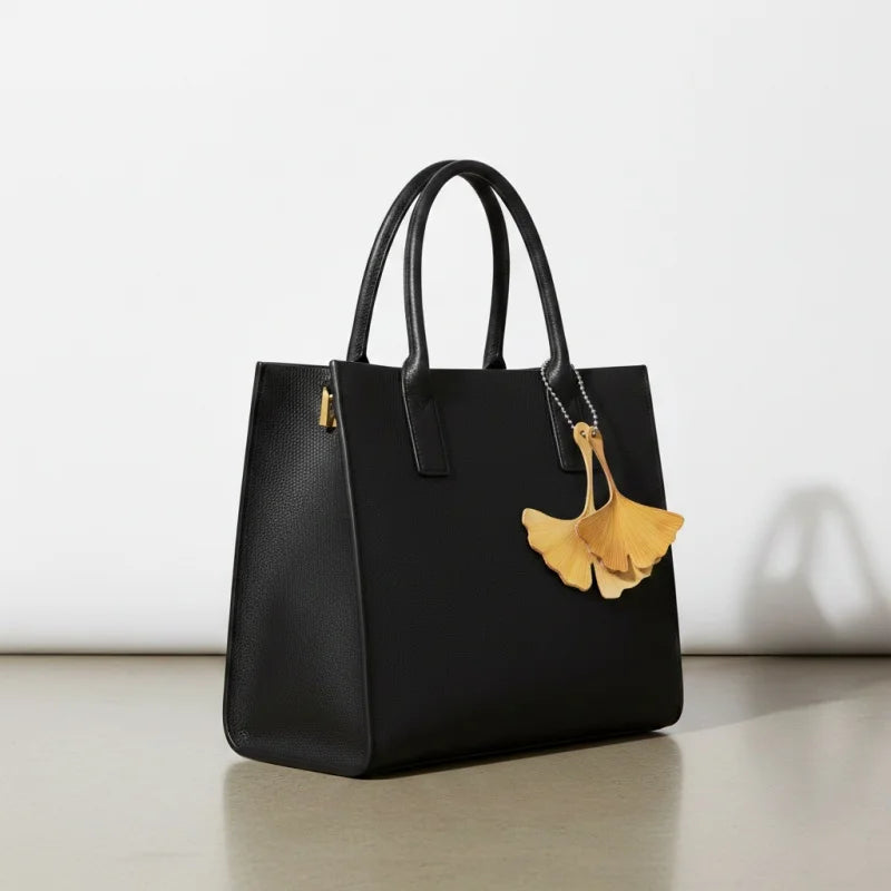 Colgante de hoja de ginkgo de cuero – Colgante tallado a mano de estilo natural | Accesorio artesanal para mochila y bolso de mano | Regalo elegante para ella