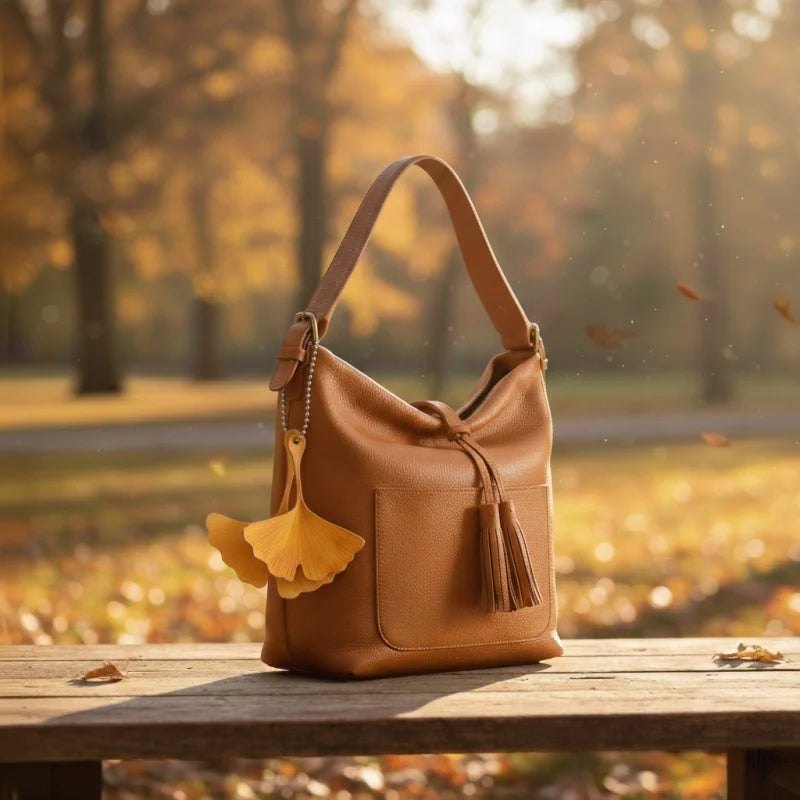 Colgante de hoja de ginkgo de cuero – Colgante tallado a mano de estilo natural | Accesorio artesanal para mochila y bolso de mano | Regalo elegante para ella
