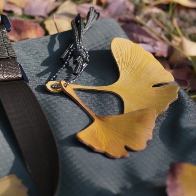 Colgante de hoja de ginkgo de cuero – Colgante tallado a mano de estilo natural | Accesorio artesanal para mochila y bolso de mano | Regalo elegante para ella