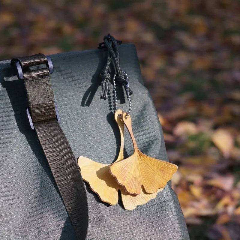 Colgante de hoja de ginkgo de cuero – Colgante tallado a mano de estilo natural | Accesorio artesanal para mochila y bolso de mano | Regalo elegante para ella