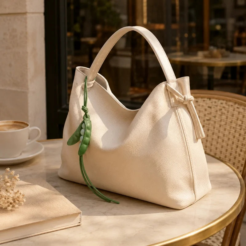 Amuleto de cuero con diseño de vaina de guisante – Llavero vegetal hecho a mano con cuentas de jade | Colgante creativo para bolsos y mochilas