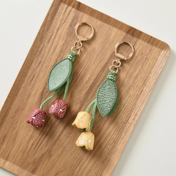 Dije de tulipán para bolso de cuero artesanal – Llavero con colgante floral de piel de vaca encerada | Accesorio floral cosido a mano para bolsos | Elegante regalo botánico para ella