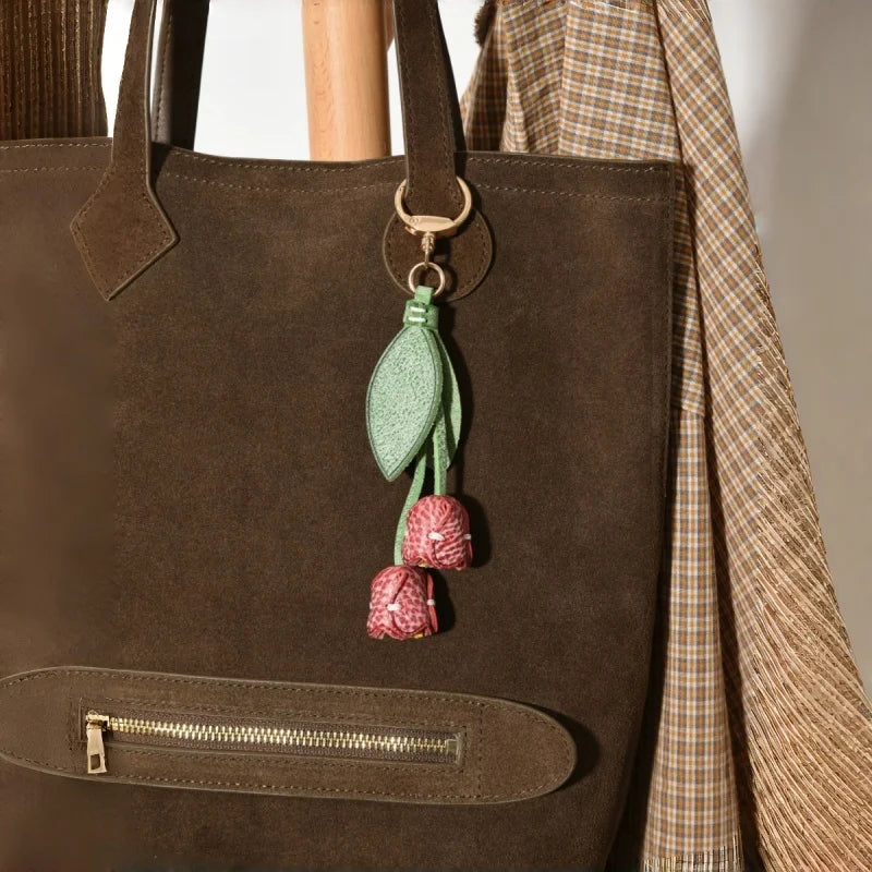 Dije de tulipán para bolso de cuero artesanal – Llavero con colgante floral de piel de vaca encerada | Accesorio floral cosido a mano para bolsos | Elegante regalo botánico para ella