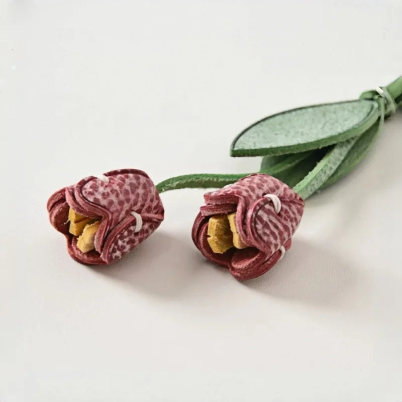 Dije de tulipán para bolso de cuero artesanal – Llavero con colgante floral de piel de vaca encerada | Accesorio floral cosido a mano para bolsos | Elegante regalo botánico para ella