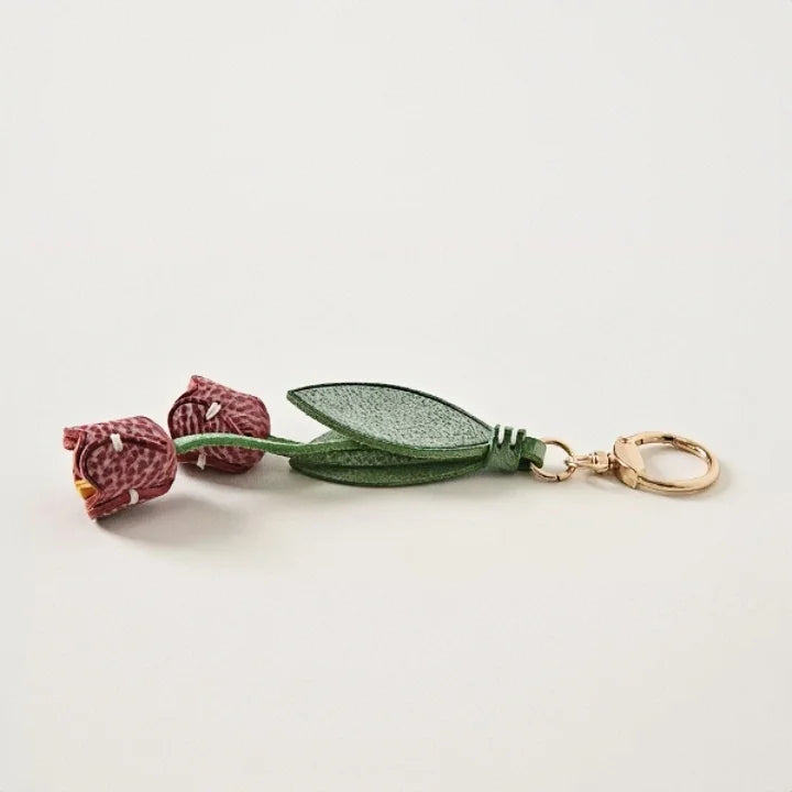 Dije de tulipán para bolso de cuero artesanal – Llavero con colgante floral de piel de vaca encerada | Accesorio floral cosido a mano para bolsos | Elegante regalo botánico para ella