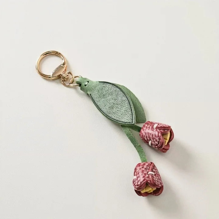Dije de tulipán para bolso de cuero artesanal – Llavero con colgante floral de piel de vaca encerada | Accesorio floral cosido a mano para bolsos | Elegante regalo botánico para ella