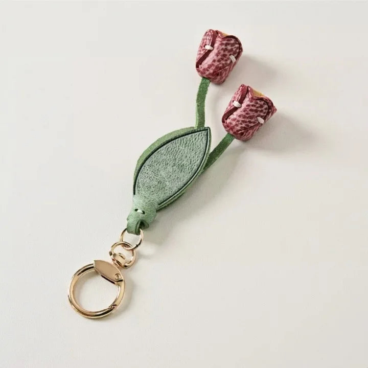 Dije de tulipán para bolso de cuero artesanal – Llavero con colgante floral de piel de vaca encerada | Accesorio floral cosido a mano para bolsos | Elegante regalo botánico para ella
