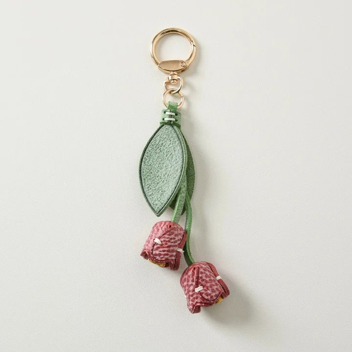 Dije de tulipán para bolso de cuero artesanal – Llavero con colgante floral de piel de vaca encerada | Accesorio floral cosido a mano para bolsos | Elegante regalo botánico para ella