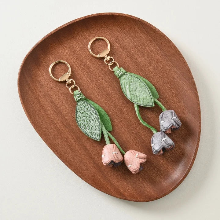 Dije de tulipán para bolso de cuero artesanal – Llavero con colgante floral de piel de vaca encerada | Accesorio floral cosido a mano para bolsos | Elegante regalo botánico para ella