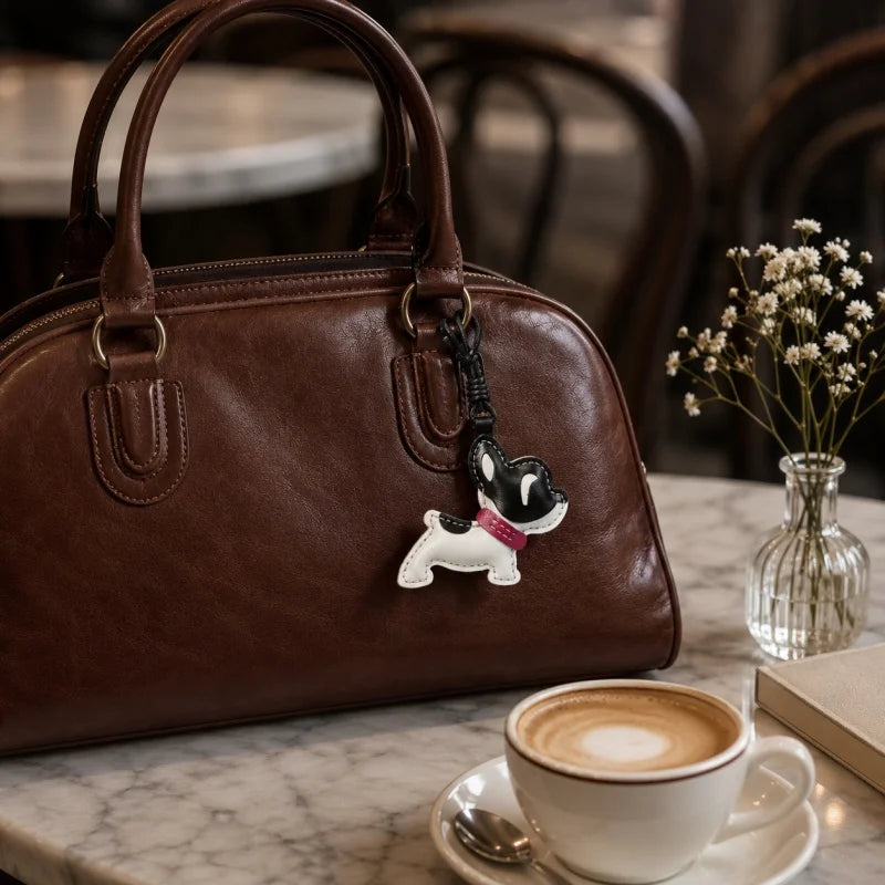 Llavero de cuero de bulldog francés hecho a mano – Llavero de perro de piel de cordero suave | Bonito colgante de bolso de cachorro blanco y negro | Regalo artesanal accesorio para bolso para mujer
