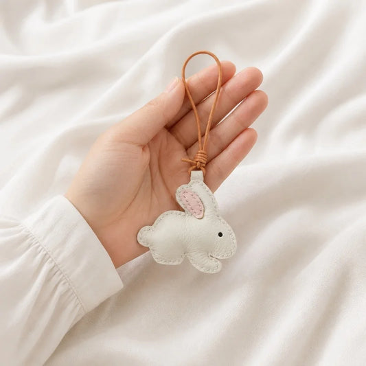 Llavero Minimalista de Conejo de Piel – Hecho a Mano con Piel de Cabra de Grano Completo | Accesorio Suave y Neutro para Bolso | Regalo Diario para Ella
