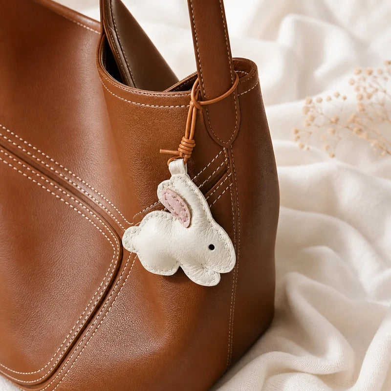 Llavero Minimalista de Conejo de Piel – Hecho a Mano con Piel de Cabra de Grano Completo | Accesorio Suave y Neutro para Bolso | Regalo Diario para Ella