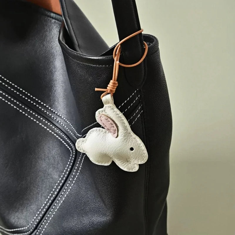 Llavero Minimalista de Conejo de Piel – Hecho a Mano con Piel de Cabra de Grano Completo | Accesorio Suave y Neutro para Bolso | Regalo Diario para Ella