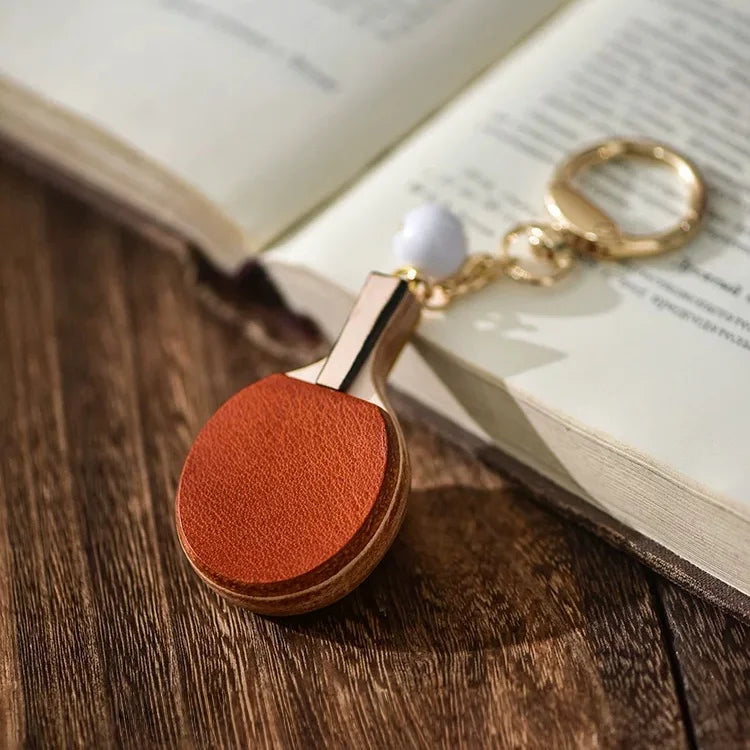 Mini Llavero de Paleta de Tenis de Mesa de Cuero – Llavero Doble Cara de Cuero de Grano Completo Hecho a Mano | Accesorio Escultórico Inspirado en Deportes para Bolsos | Regalo Reflexivo para Ella