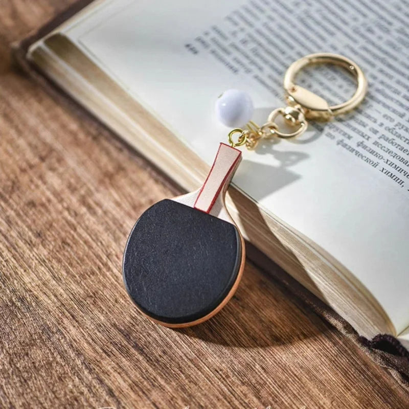 Mini Llavero de Paleta de Tenis de Mesa de Cuero – Llavero Doble Cara de Cuero de Grano Completo Hecho a Mano | Accesorio Escultórico Inspirado en Deportes para Bolsos | Regalo Reflexivo para Ella