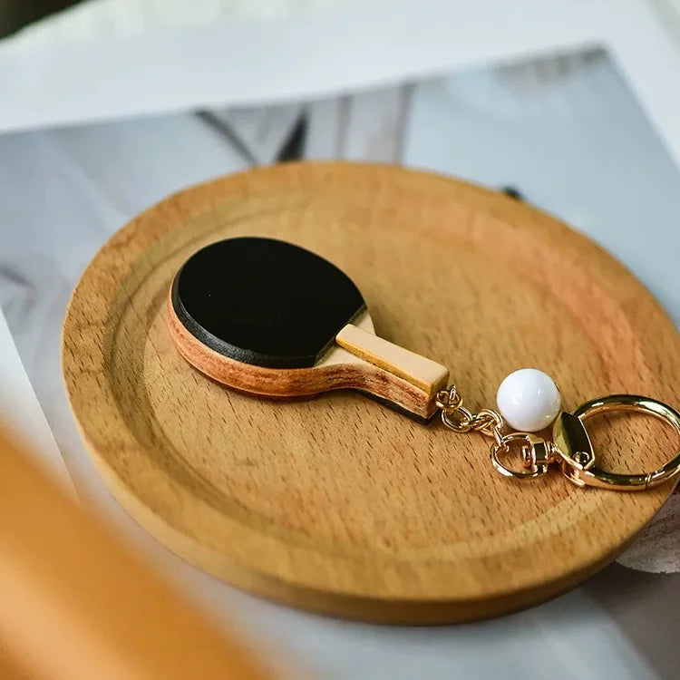 Mini Llavero de Paleta de Tenis de Mesa de Cuero – Llavero Doble Cara de Cuero de Grano Completo Hecho a Mano | Accesorio Escultórico Inspirado en Deportes para Bolsos | Regalo Reflexivo para Ella