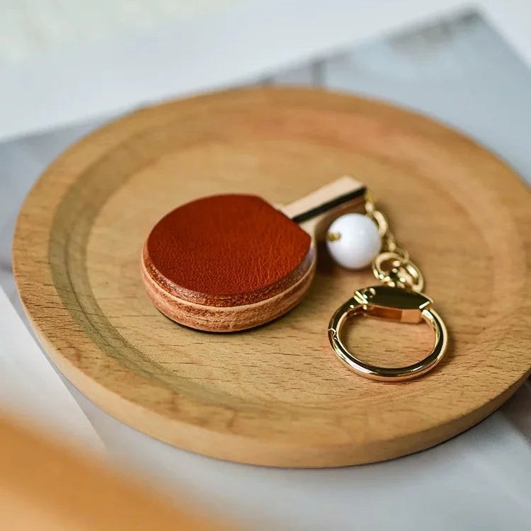 Mini Llavero de Paleta de Tenis de Mesa de Cuero – Llavero Doble Cara de Cuero de Grano Completo Hecho a Mano | Accesorio Escultórico Inspirado en Deportes para Bolsos | Regalo Reflexivo para Ella