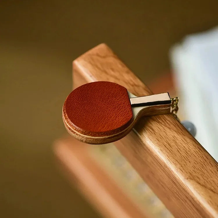 Mini Llavero de Paleta de Tenis de Mesa de Cuero – Llavero Doble Cara de Cuero de Grano Completo Hecho a Mano | Accesorio Escultórico Inspirado en Deportes para Bolsos | Regalo Reflexivo para Ella