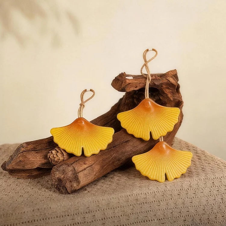 Vintage Ginkgo Leaf Leather Bag Charm – Handcrafted Full-Grain Leather Pendant | Autumn-Inspired Handbag & Backpack Accessory | Elegant Gift for Her