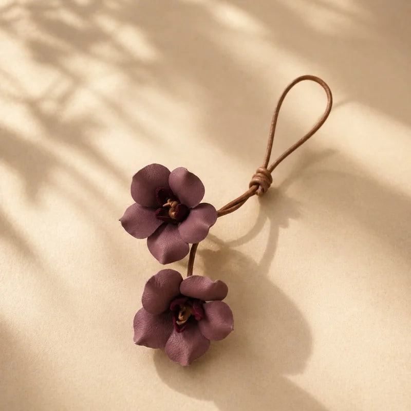 Dije para bolso de piel con flor lila – Colgante floral artesanal de piel de cordero plena flor | Accesorio artístico para llavero | Regalo elegante para ella
