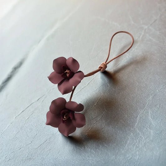Dije para bolso de piel con flor lila – Colgante floral artesanal de piel de cordero plena flor | Accesorio artístico para llavero | Regalo elegante para ella