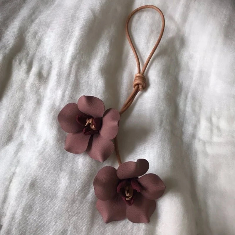 Lilac Blossom Leather Bag Charm – Handcrafted Full-Grain Lambskin Floral Pendant | Artistic Keychain Accessory | Elegant Gift for Her
