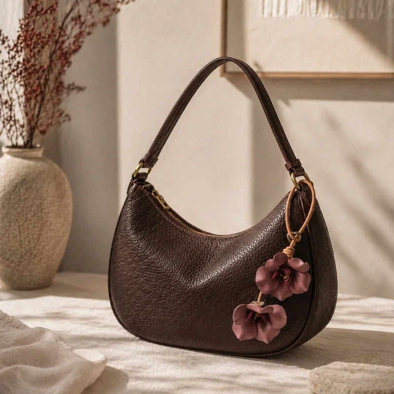 Dije para bolso de piel con flor lila – Colgante floral artesanal de piel de cordero plena flor | Accesorio artístico para llavero | Regalo elegante para ella
