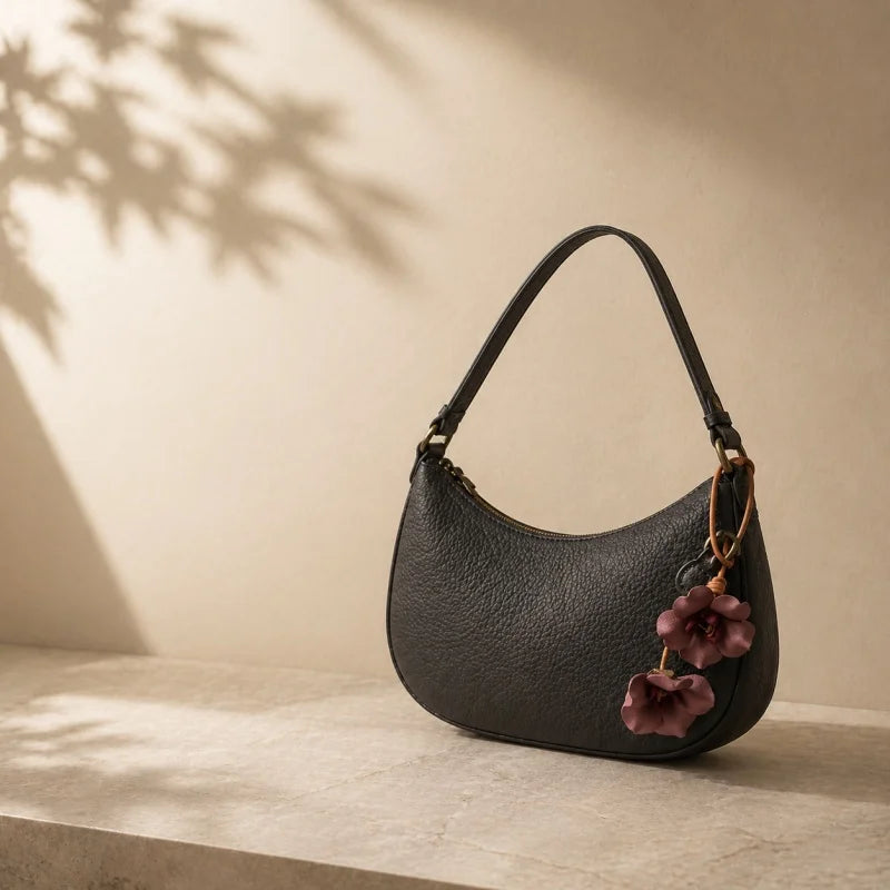 Dije para bolso de piel con flor lila – Colgante floral artesanal de piel de cordero plena flor | Accesorio artístico para llavero | Regalo elegante para ella