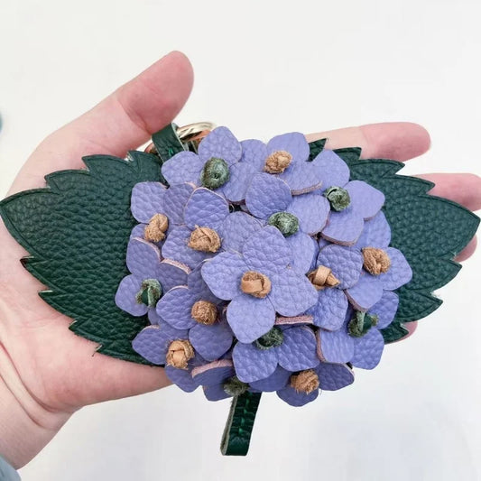 Colgante de Piel Flor de Hortensia para Bolso – Colgante de Flor de Piel de Grano Completo Hecho a Mano con Detalles de Metal Vintage | Regalo para Ella