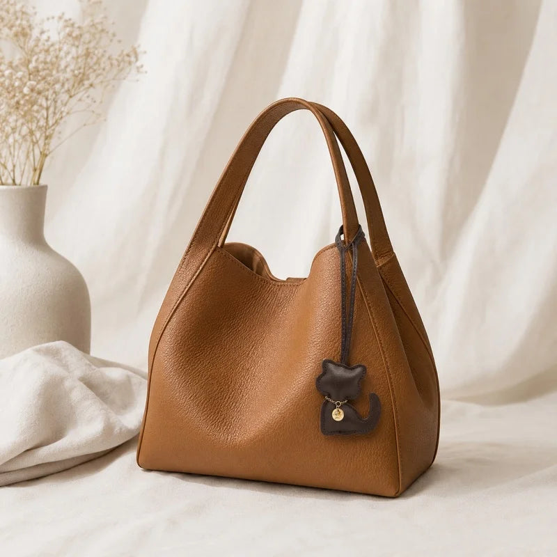 Chic Leather Cat Bag Charm – Handmade Sitting Kitty Pendant with Gold Necklace | Minimalist Style | Genuine Leather | Custom Color Options for Elegant Handbags