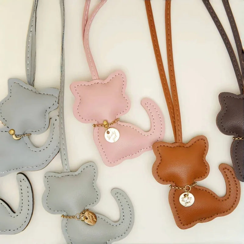 Chic Leather Cat Bag Charm – Handmade Sitting Kitty Pendant with Gold Necklace | Minimalist Style | Genuine Leather | Custom Color Options for Elegant Handbags