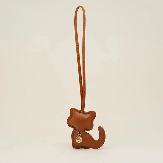 Elegante dije de gato de cuero para bolso: colgante hecho a mano de gatito sentado con collar dorado | Estilo minimalista | Cuero genuino | Colores personalizables para bolsos elegantes