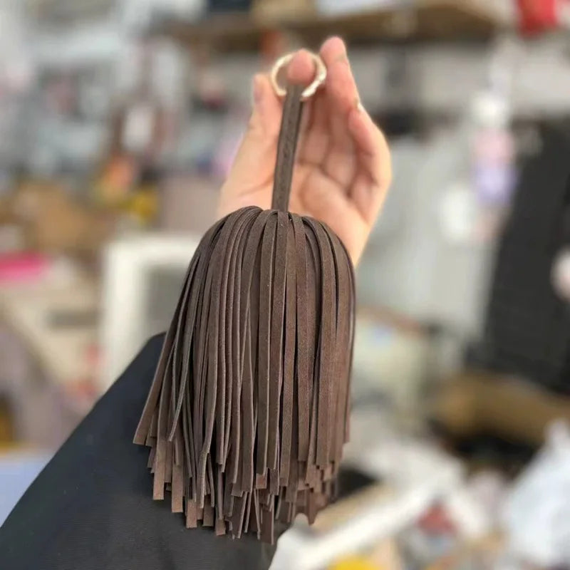 Colgante de Borla para Bolso de Piel de Ante Artesanal – Accesorio Atrevido para Bolso con Flecos Completos | Llavero Colgante de Piel Genuina Suave | Regalo Elegante y Minimalista de Decoración para Bolsos para Ella