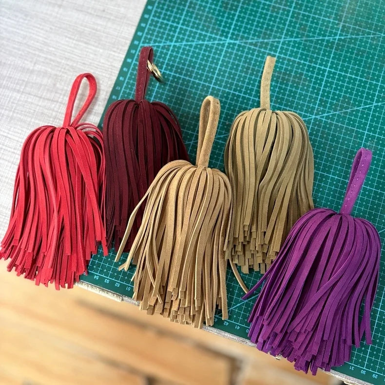 Colgante de Borla para Bolso de Piel de Ante Artesanal – Accesorio Atrevido para Bolso con Flecos Completos | Llavero Colgante de Piel Genuina Suave | Regalo Elegante y Minimalista de Decoración para Bolsos para Ella