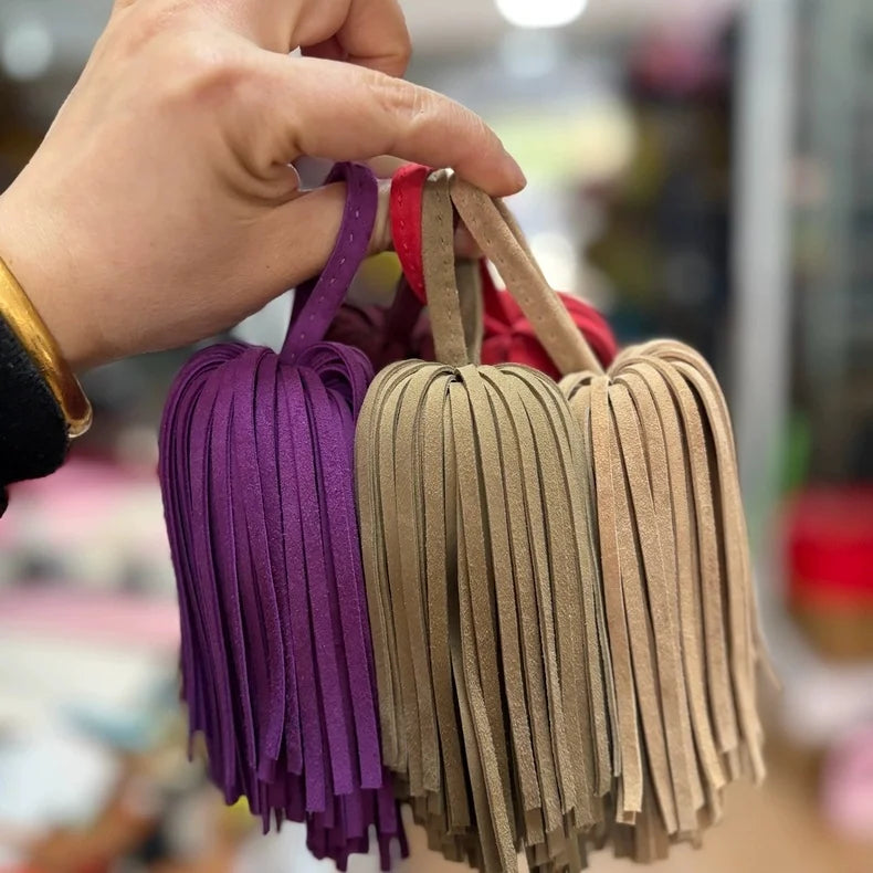 Colgante de Borla para Bolso de Piel de Ante Artesanal – Accesorio Atrevido para Bolso con Flecos Completos | Llavero Colgante de Piel Genuina Suave | Regalo Elegante y Minimalista de Decoración para Bolsos para Ella