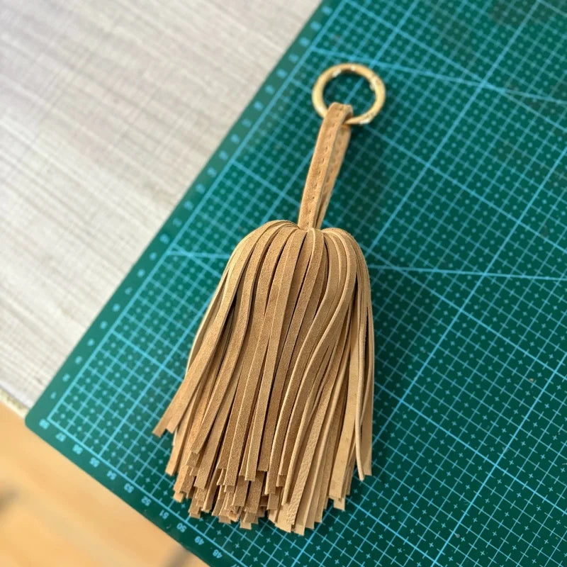 Colgante de Borla para Bolso de Piel de Ante Artesanal – Accesorio Atrevido para Bolso con Flecos Completos | Llavero Colgante de Piel Genuina Suave | Regalo Elegante y Minimalista de Decoración para Bolsos para Ella