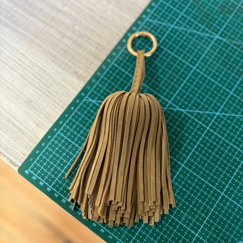 Colgante de Borla para Bolso de Piel de Ante Artesanal – Accesorio Atrevido para Bolso con Flecos Completos | Llavero Colgante de Piel Genuina Suave | Regalo Elegante y Minimalista de Decoración para Bolsos para Ella