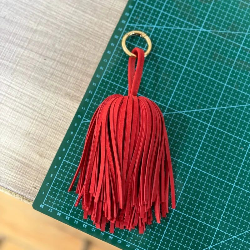 Colgante de Borla para Bolso de Piel de Ante Artesanal – Accesorio Atrevido para Bolso con Flecos Completos | Llavero Colgante de Piel Genuina Suave | Regalo Elegante y Minimalista de Decoración para Bolsos para Ella